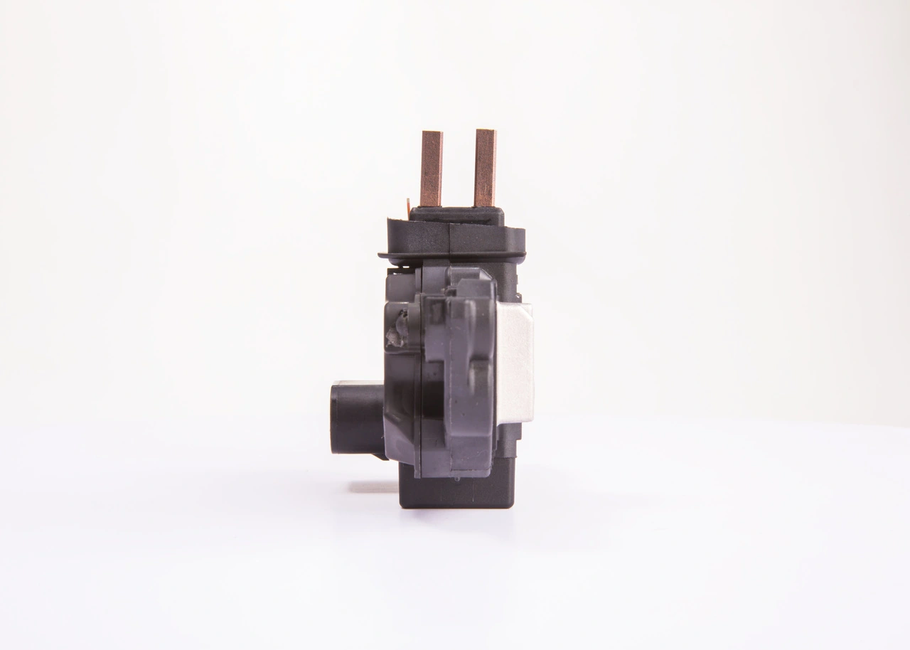 F00M144147 Bosch Regulator alternatora (przekaźnik ładowania)