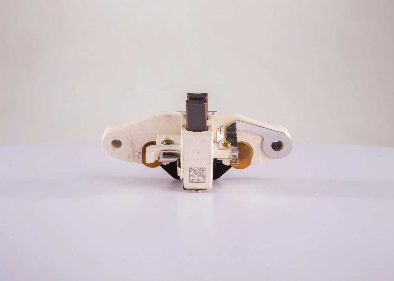 Regulator alternatora (przekaźnik ładowania) Bosch 1197311090 cena, od 11,13 USD