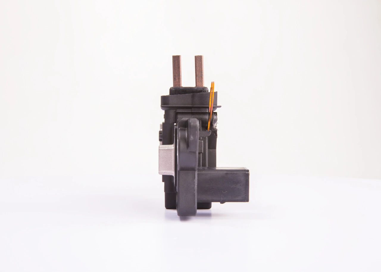 Do koszyka F00M144147 Bosch Regulator alternatora (przekaźnik ładowania)