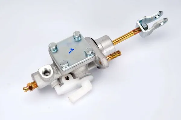 Do koszyka Cylinder sprzęgła główny Mitsubishi Lancer IX CSA
