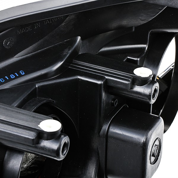 Reflektor prawy General Motors 1EG27037041 cena, od 76,62 USD