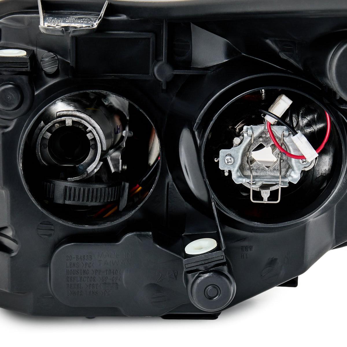 2011965152 TYC Reflektor prawy