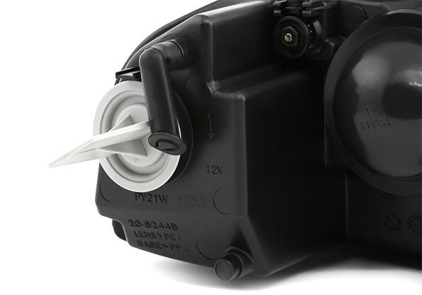 Reflektor lewy TYC 206244052 cena, od 112,83 USD