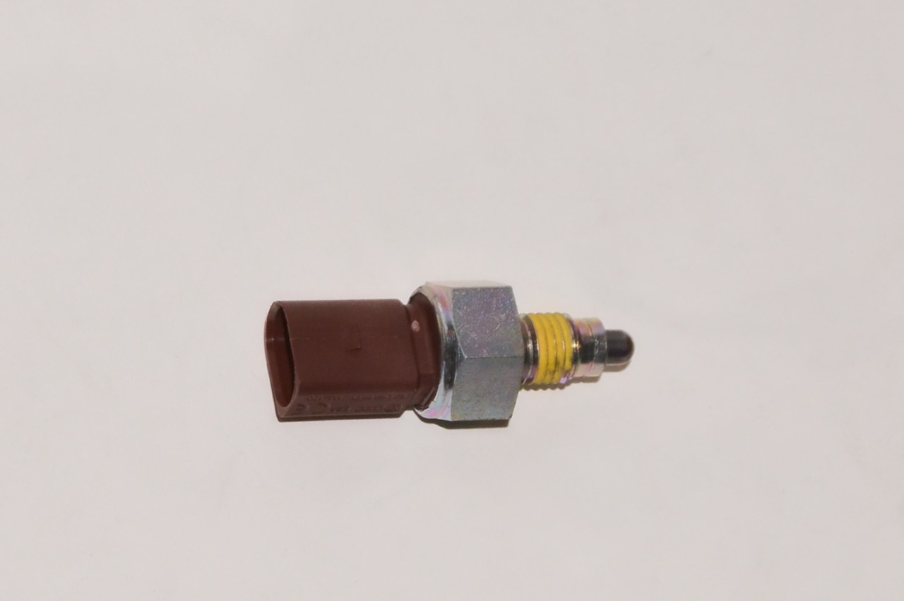 02T945415P VAG Czujnik włączania światła cofania