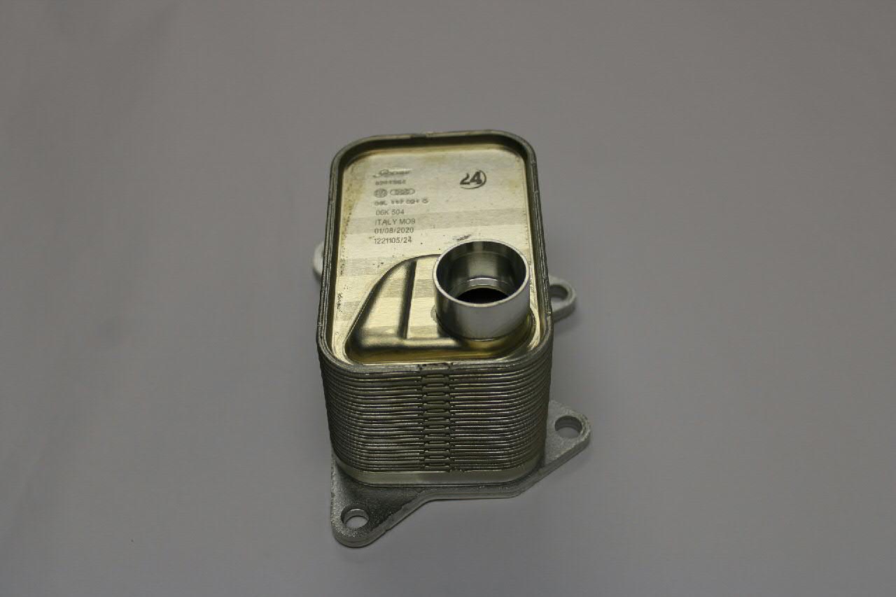 Chłodnica oleju, pod filtrem VAG 06L117021G cena, od 43,85 USD