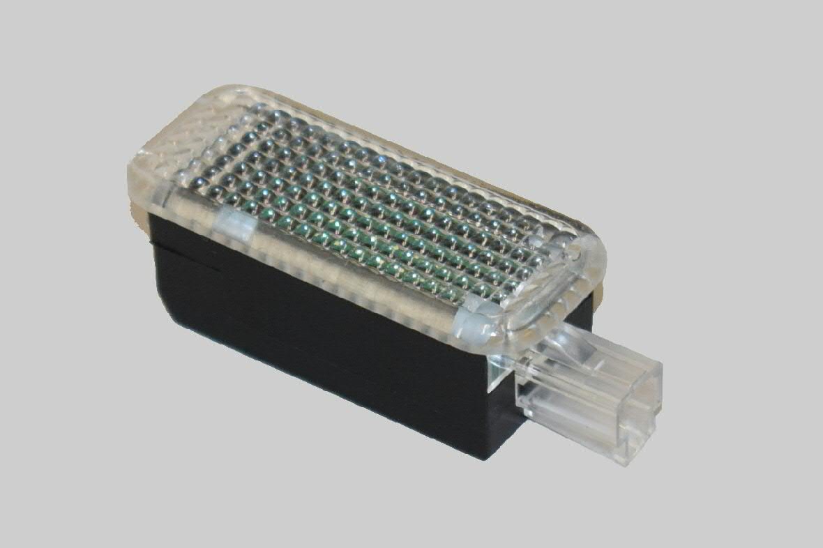 Lampka oświetlenia bagażnika VAG 4E0947415 cena, od 40,86 USD