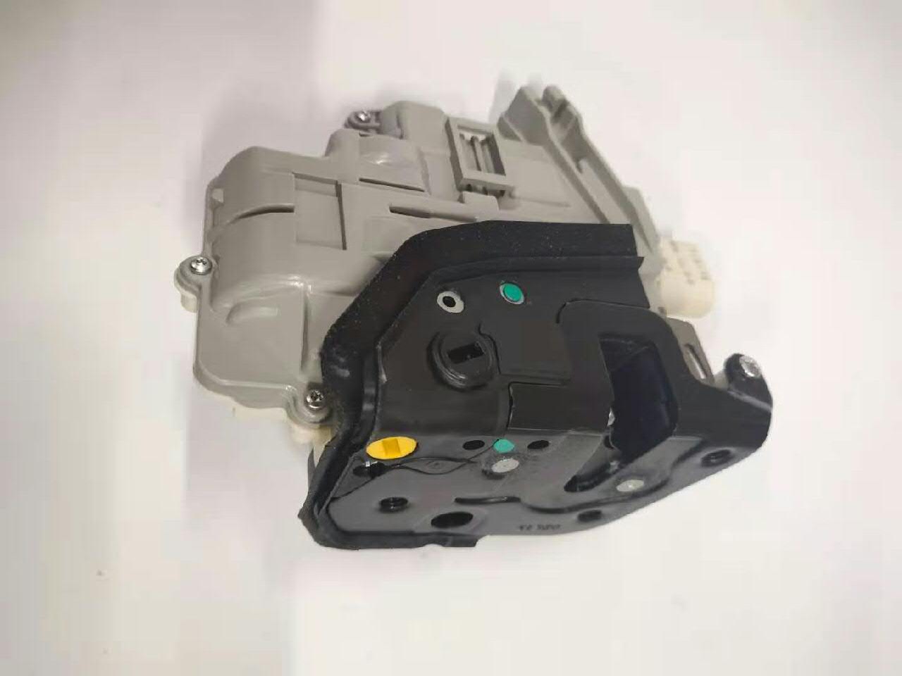 Zamek drzwi tylnych lewych Audi A3 Sportback hatchback (8PA) (2004 - 2015) cena, od 53,03 USD