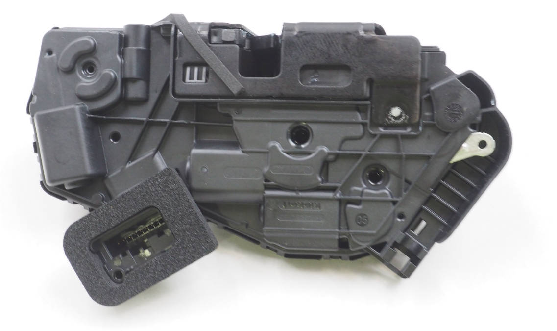 Zamek drzwi tylnych prawych VAG 5TA839016T cena, od 78,62 USD