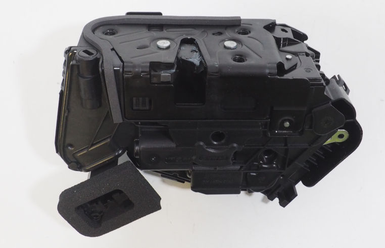 Zamek drzwi przednich prawych 5TB837016C VAG