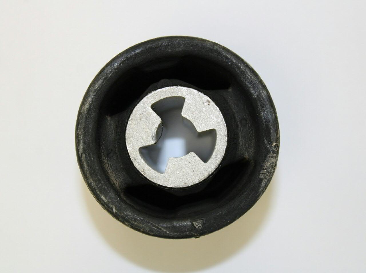 Do koszyka 7H0501131A VAG Silentblock wahacza tylnego dolnego