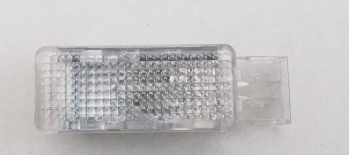 Lampa oświetlenia schowka VAG 7L0947415 cena, od 40,86 USD