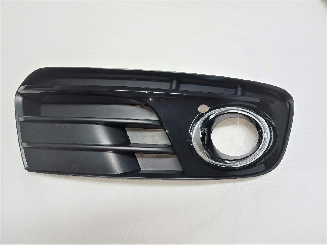 Zaślepka (kratka) lamp przeciwmgielnych zderzaka przedniego prawa VAG 8R0807682JBJI cena, od 43,11 USD