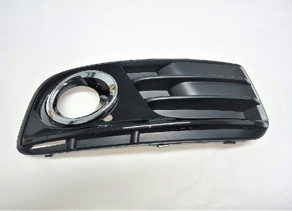 8R0807682JBJI VAG Zaślepka (kratka) lamp przeciwmgielnych zderzaka przedniego prawa