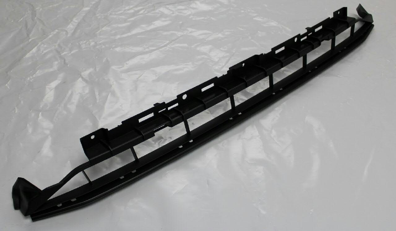 Do koszyka 8W0807683A9B9 VAG Kratka zderzaka przedniego środkowa
