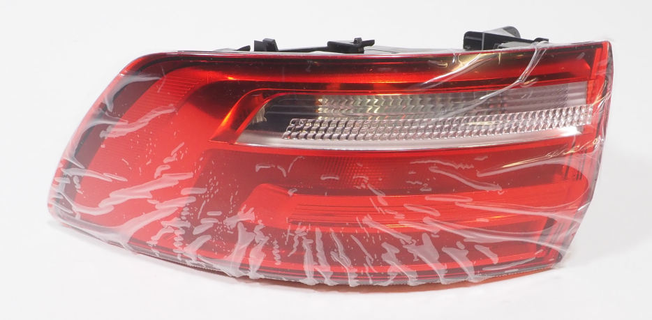 8W9945070 VAG Lampa zespolona tylna prawa zewnętrzna